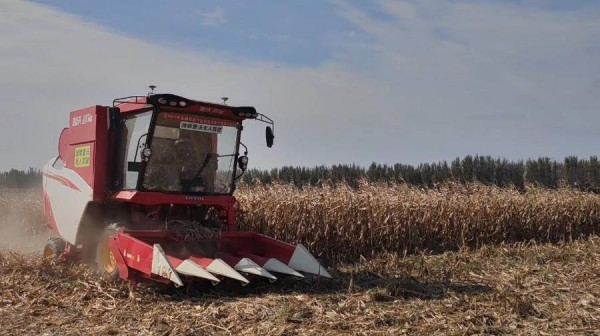 可自動收割、耕地、轉彎，無人駕駛農機現身濰坊智慧農場