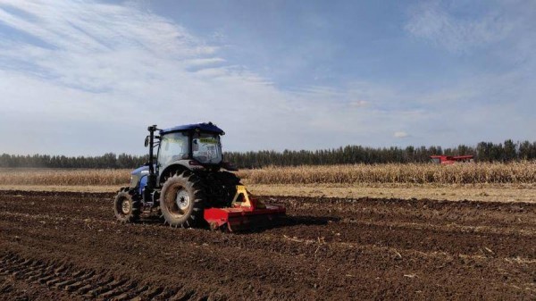 可自動收割、耕地、轉彎，無人駕駛農機現身濰坊智慧農場