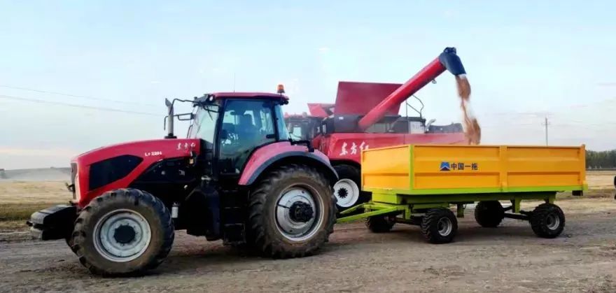 國內(nèi)首款智能 大型 喂入量15公斤谷物聯(lián)合收割機(jī)在中國一拖研制成功