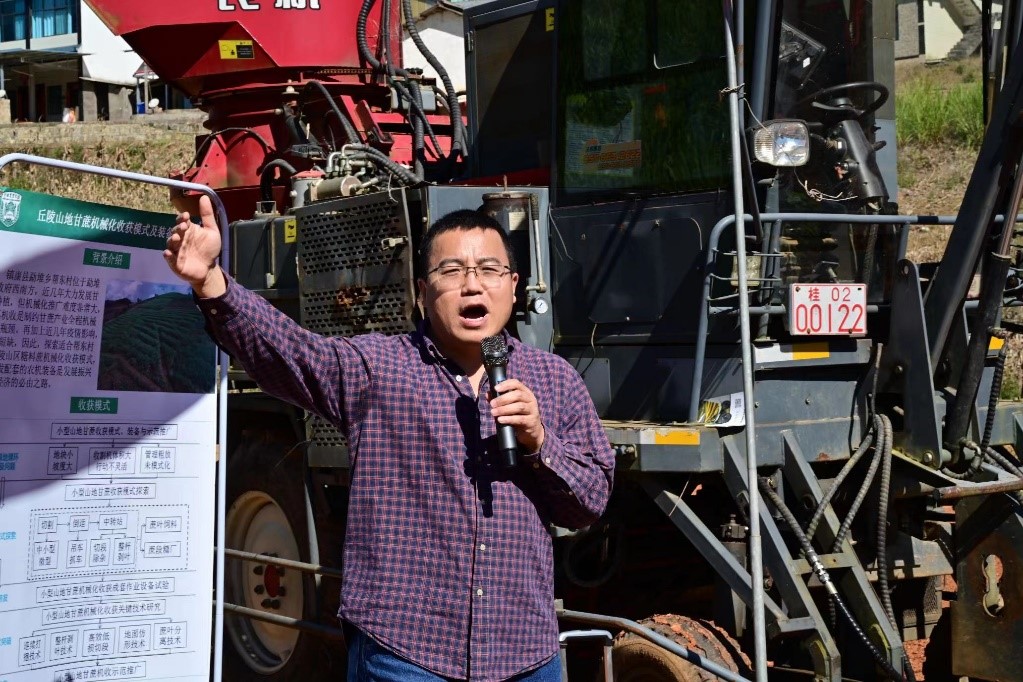 中國(guó)農(nóng)大研發(fā)新農(nóng)機(jī)助云南山地甘蔗收割