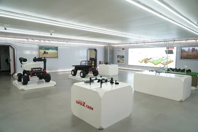 展廳內(nèi)各種型號的無人機琳瑯滿目 展廳內(nèi)各種型號的無人機琳瑯滿目